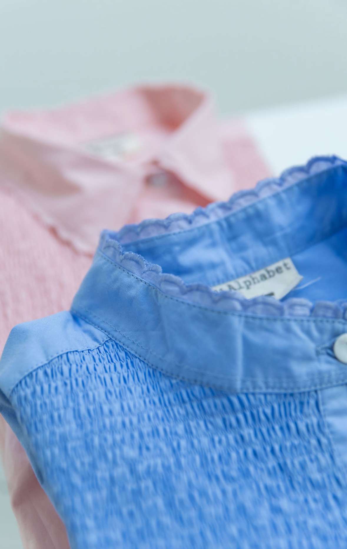 Gesmokte Bluse "Sydney" mit Muschelkante, Stehkragen und – Bild 2