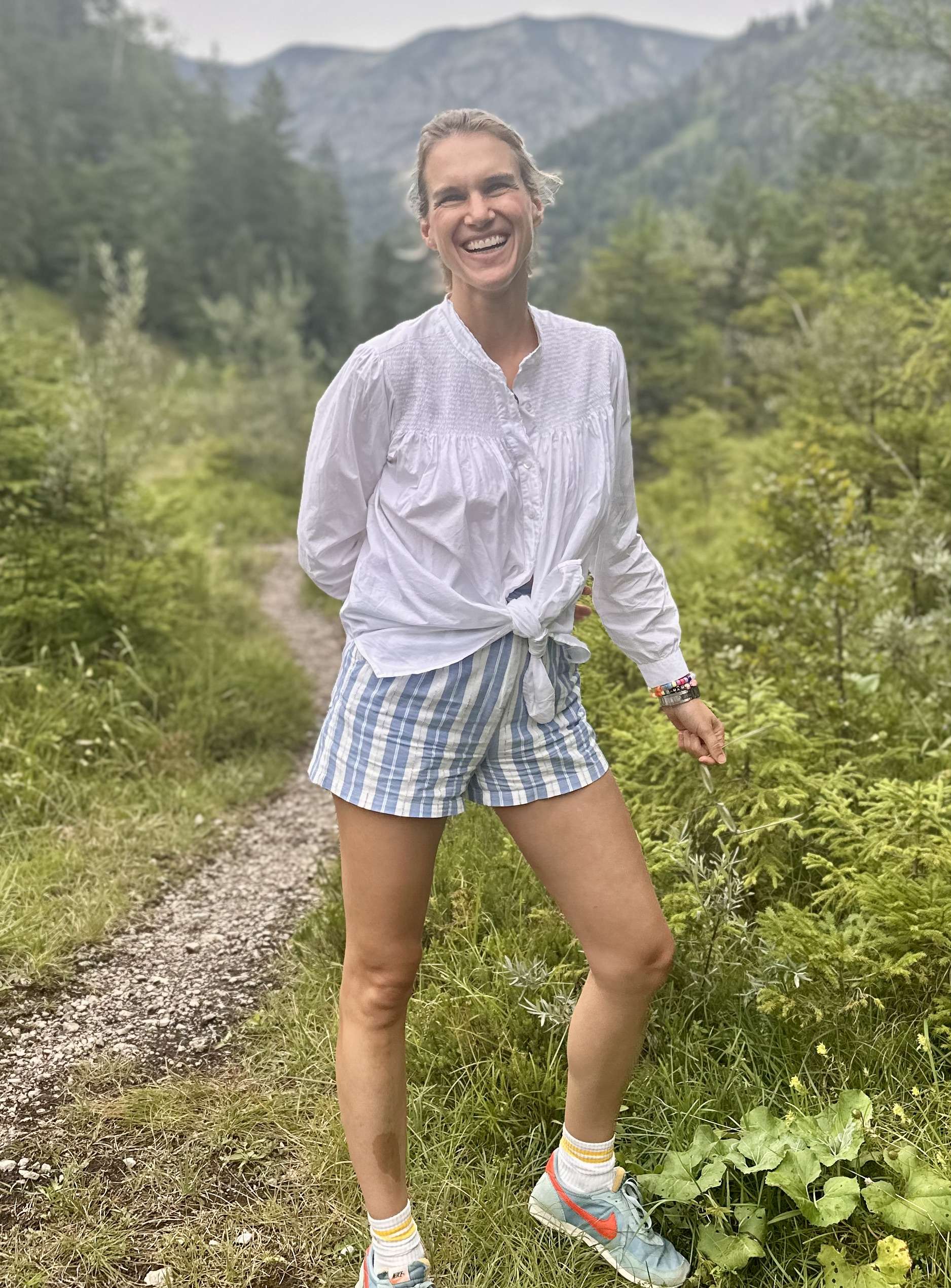 Gesmokte Bluse "Sydney" mit Muschelkante, Stehkragen in weiß